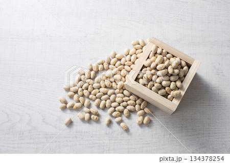 升に入った煎り大豆 134378254