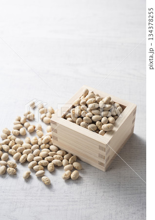 升に入った煎り大豆 134378255