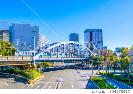 日本の横浜都市景観 桜木町一丁目や関内駅前のベースゲート横浜関内タワー、電車などを望む 134378457
