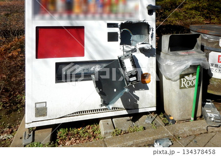 窃盗にあった自動販売機 134378458