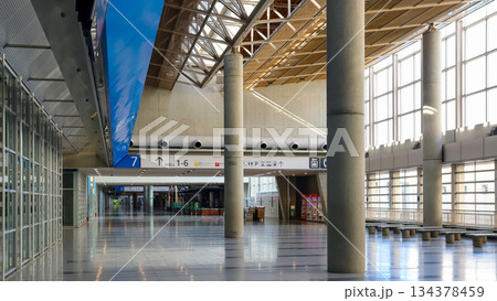 無人の幕張メッセ屋内通路 134378459