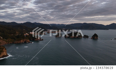 夕暮れの堂ヶ島(空撮) - 静岡県賀茂郡西伊豆町,日本 夕暮れの堂ヶ島(空撮) - 静岡県賀茂郡西伊豆町,日本 134378619