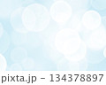 水色のドリーミーなキラキラしたグラデーション背景 134378897