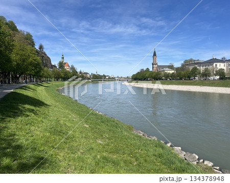 オーストリア・ザルツブルク・ザルツァッハ川 オーストリア・ザルツブルク・ザルツァッハ川 134378948