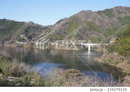 苫田ダム建設に伴い出現したダム湖「奥津湖」 134379129