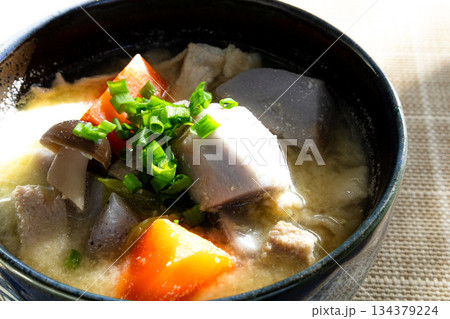 野菜たっぷりの美味しそうな豚汁 134379224