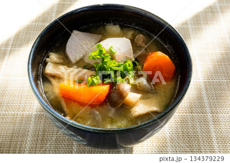 野菜たっぷりの美味しそうな豚汁 野菜たっぷりの美味しそうな豚汁 134379229