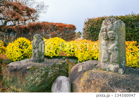水色の時道祖神【安曇野市穂高】 134380047