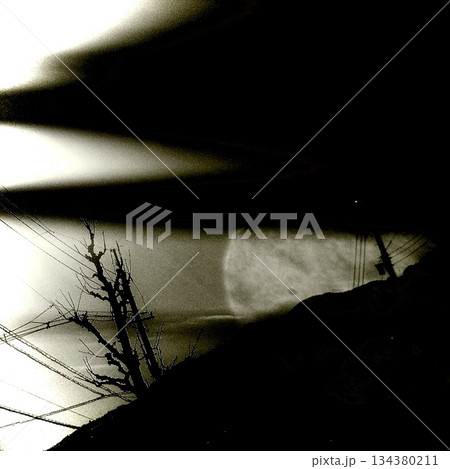 闇に浮かぶ月と電線のシルエット背景素材 闇に浮かぶ月と電線のシルエット背景素材 134380211