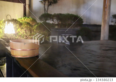 箱根湯本温泉源泉かけ流しの露天風呂　神奈川県箱根湯本 134380213