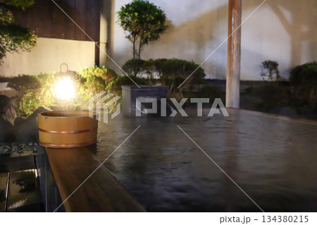 箱根湯本温泉源泉かけ流しの露天風呂　神奈川県箱根湯本 134380215