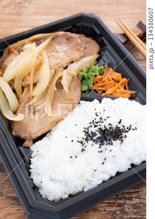 美味しい豚肉生姜焼き弁当 美味しい豚肉生姜焼き弁当 134380607