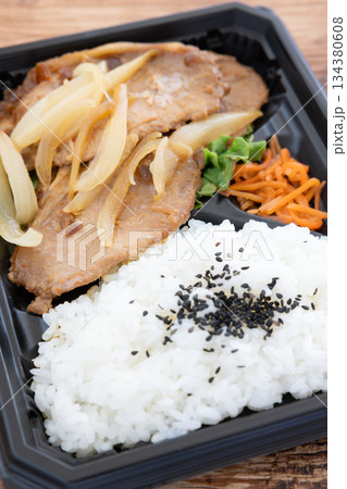 美味しい豚肉生姜焼き弁当 134380608