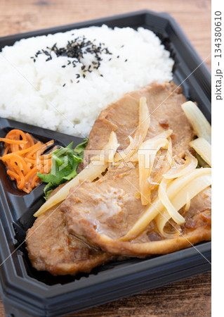 美味しい豚肉生姜焼き弁当 134380610