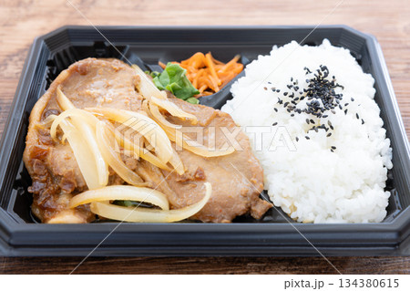 美味しい豚肉生姜焼き弁当 134380615