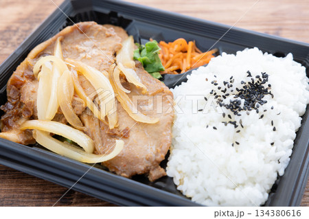 美味しい豚肉生姜焼き弁当 134380616