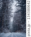 雪が積もった山道 134380642