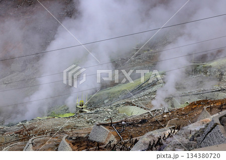 箱根大涌谷の噴煙　神奈川県箱根町 134380720