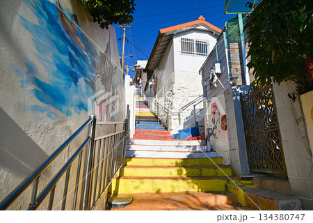 【韓国/麗水市】姑蘇洞1004壁画村の階段 【韓国/麗水市】姑蘇洞1004壁画村の階段 134380747
