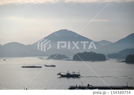 【韓国/麗水市】麗水の海に浮かぶ島々、早朝の風景 134380754