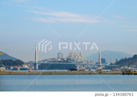 【韓国/麗水市】離島の大鏡島から見た突山大橋と麗水の町 【韓国/麗水市】離島の大鏡島から見た突山大橋と麗水の町 134380761