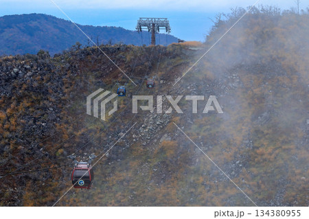 箱根大涌谷の噴煙越しに観るロープウェイ 神奈川県箱根町 箱根大涌谷の噴煙越しに観るロープウェイ 神奈川県箱根町 134380955