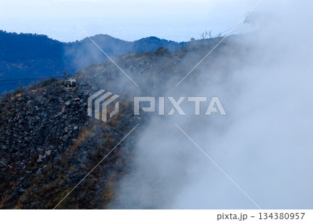 箱根大涌谷の噴煙越しに観るロープウェイ　神奈川県箱根町 134380957