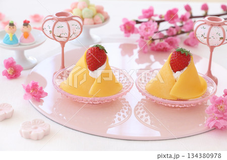 おひな祭りのデザート　おひな様クレープ 134380978