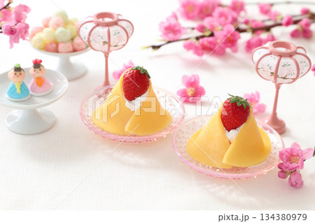 おひな祭りのデザート　おひな様クレープ 134380979