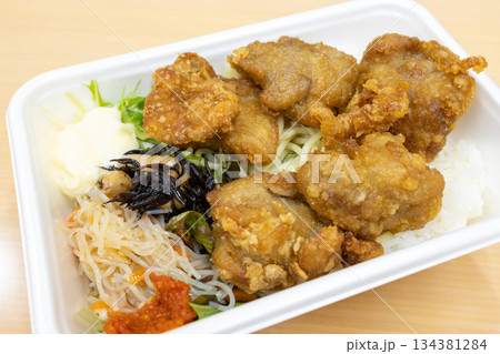 美味しい鶏肉からあげ弁当 134381284