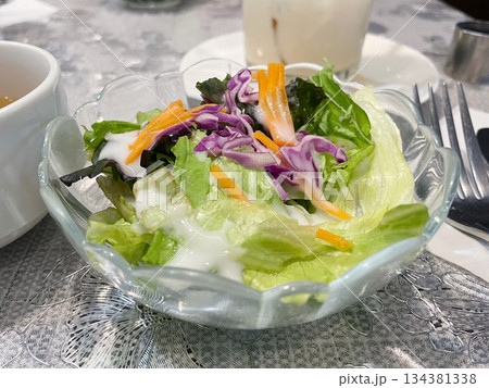 ドレッシングがかかったグリーンサラダ 新鮮野菜の彩り豊かなサラダ ドレッシングがかかったグリーンサラダ 新鮮野菜の彩り豊かなサラダ 134381338