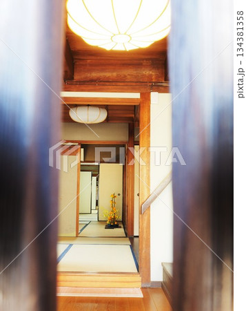 奈良県　ならまち　格子越しに見るウナギの寝床　11月 134381358