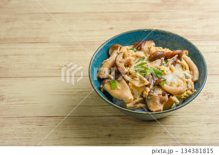 秋の味覚 キノコどんぶり 秋の味覚 キノコどんぶり 134381815