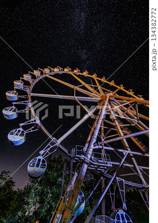星空に浮かぶ観覧車|深山峠アートパークの夜 星空に浮かぶ観覧車|深山峠アートパークの夜 134382772