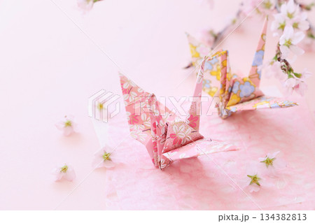 千代紙の折り鶴と啓翁桜 134382813