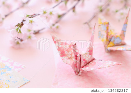 千代紙の折り鶴と啓翁桜 134382817