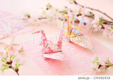 千代紙の折り鶴と啓翁桜 千代紙の折り鶴と啓翁桜 134382818