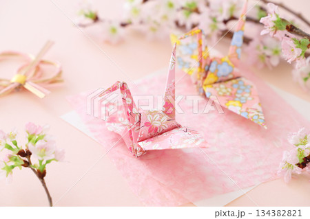千代紙の折り鶴と啓翁桜 134382821