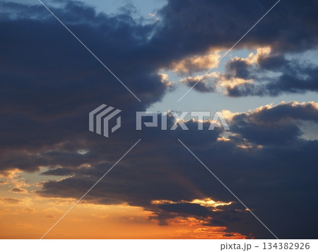 幻想的な夕景 134382926
