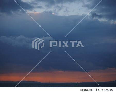 幻想的な夕景 134382930