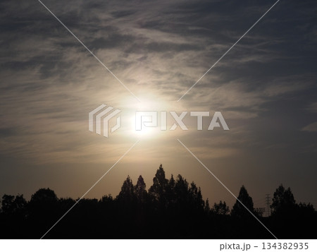幻想的な夕景 134382935