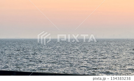 大阪府大阪市の夕方のベイエリアの風景 134383238