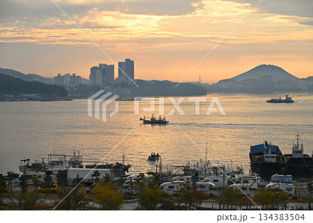【韓国/麗水市】朝の麗水の海 【韓国/麗水市】朝の麗水の海 134383504