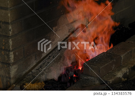 刀鍛冶の炉で燃え上がる炎と火花 刀鍛冶の炉で燃え上がる炎と火花 134383576