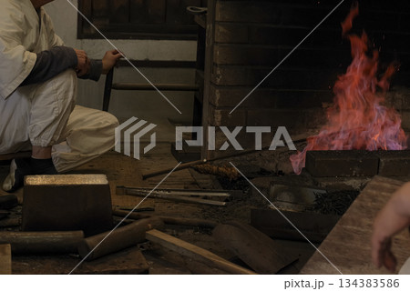 刀鍛冶の炉で燃え上がる炎と火花 刀鍛冶の炉で燃え上がる炎と火花 134383586