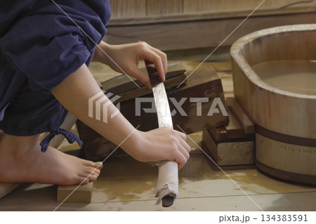 日本刀を磨く研ぎ師の手元 134383591