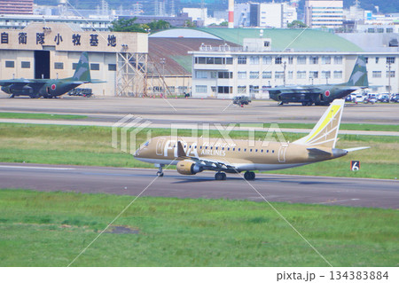 滑走路に向かう飛行機 県営名古屋空港 滑走路に向かう飛行機 県営名古屋空港 134383884