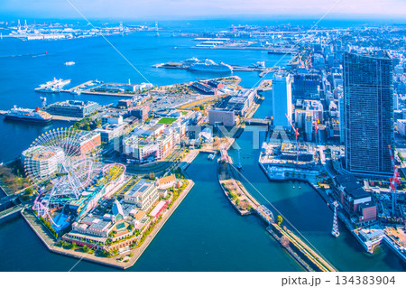 日本の横浜都市景観3隻日本の豪華客船が横浜港に集結。にっぽん丸や飛鳥Ⅱ、三井オーシャンフジなどを望む 134383904