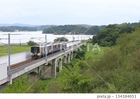 高台移設区間を行く仙石線直通の仙石東北ラインHB-E210系気動車 高台移設区間を行く仙石線直通の仙石東北ラインHB-E210系気動車 134384051