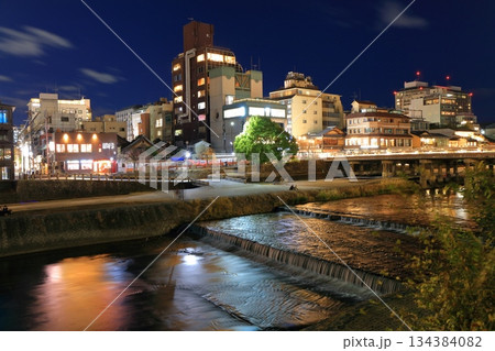 【京都府】三条大橋と鴨川河川敷の夜景（三条河原町） 134384082